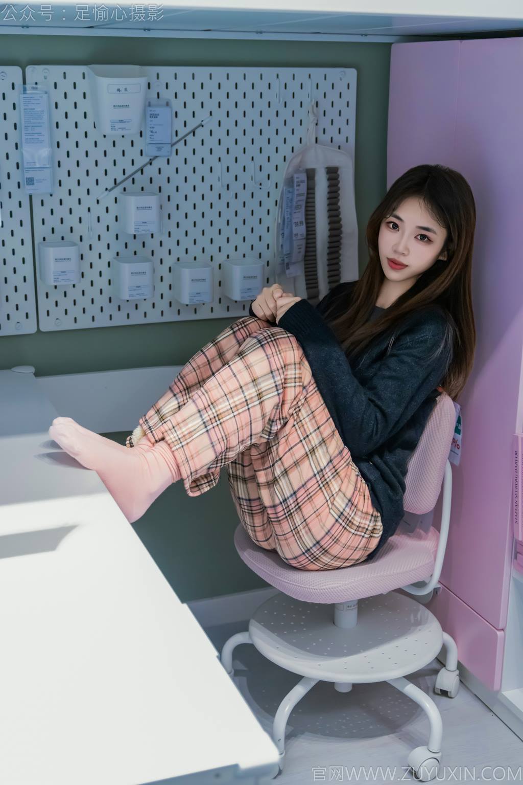 图片[35]-足愉心 NO.032 软软（搭配：黑色外套、黄色格子长裤、毛绒拖鞋、粉色棉袜、裸足）[105P] – 速更版-美库
