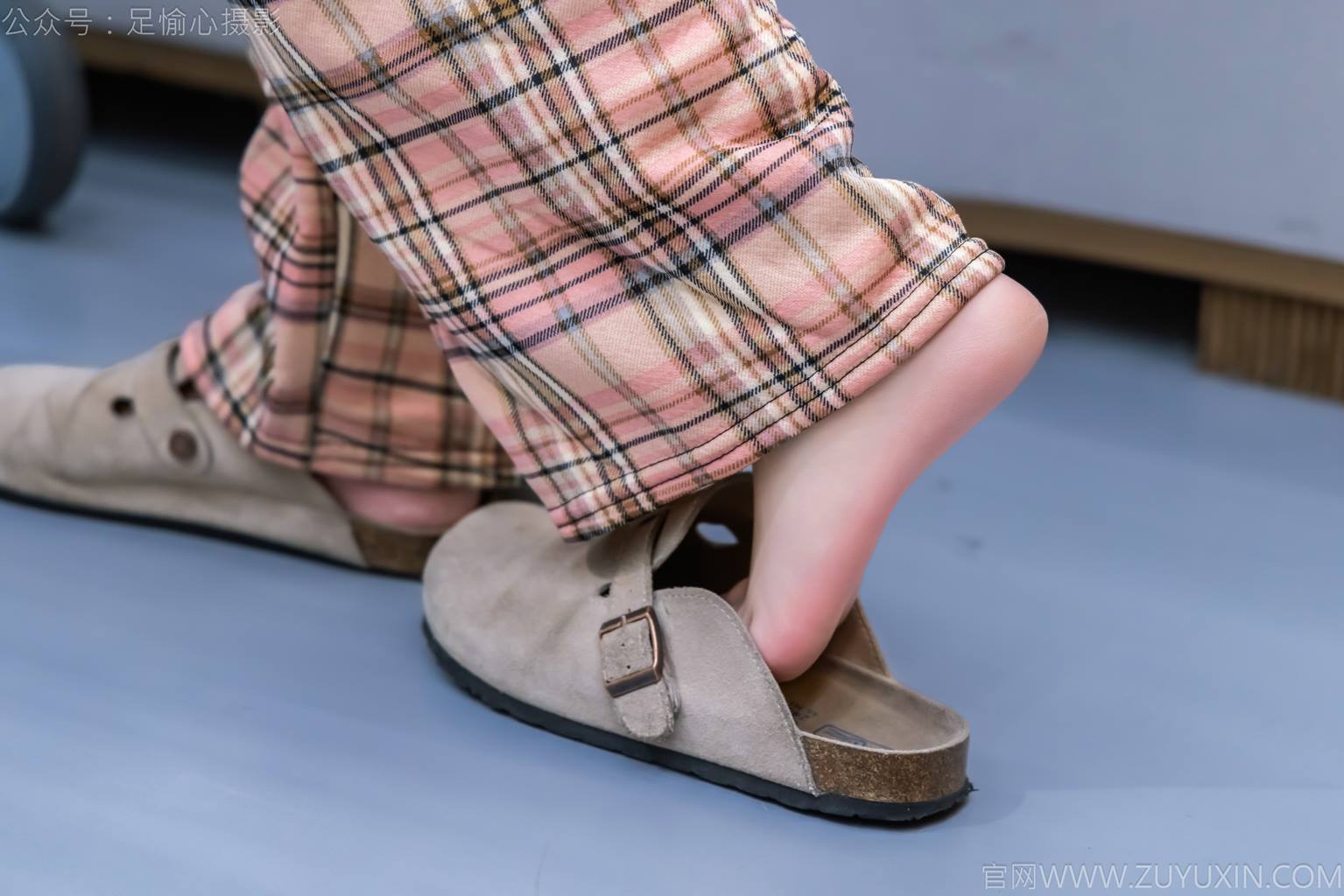 图片[36]-足愉心 NO.032 软软（搭配：黑色外套、黄色格子长裤、毛绒拖鞋、粉色棉袜、裸足）[105P] – 速更版-美库
