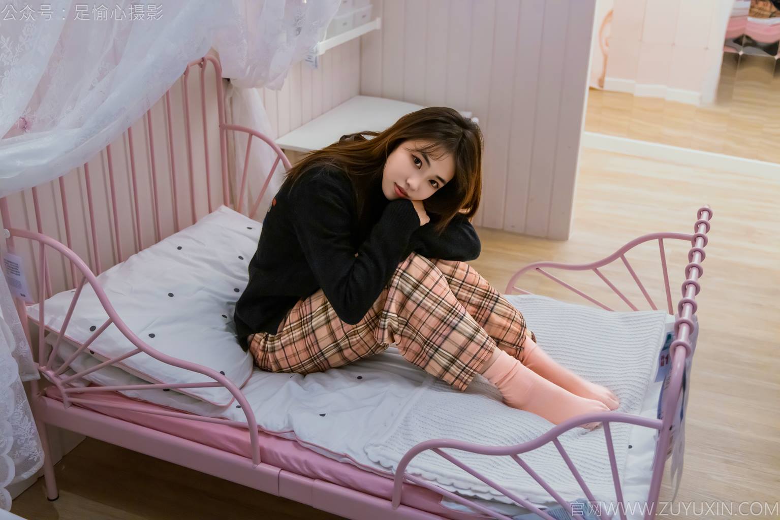 图片[37]-足愉心 NO.032 软软（搭配：黑色外套、黄色格子长裤、毛绒拖鞋、粉色棉袜、裸足）[105P] – 速更版-美库