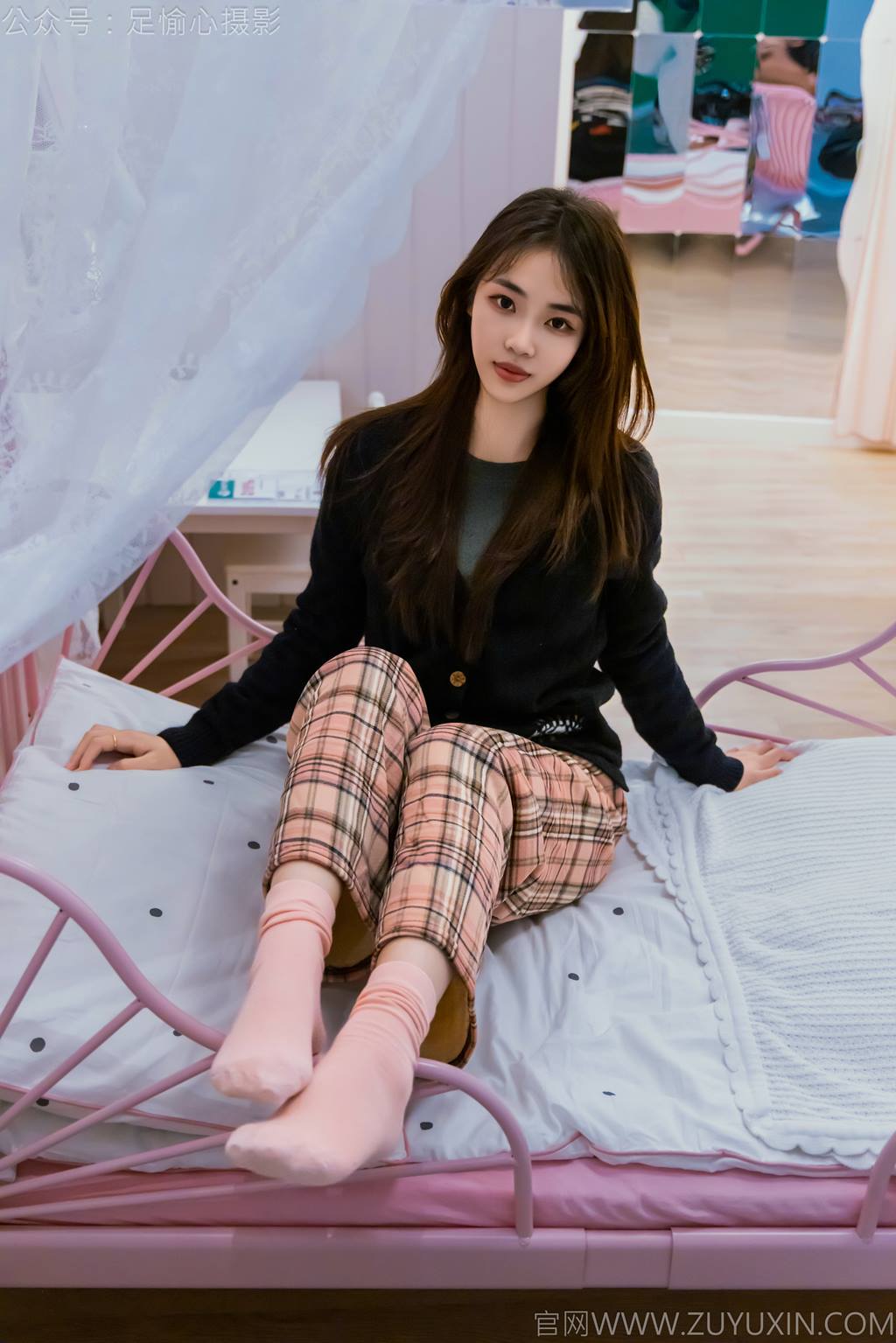 图片[40]-足愉心 NO.032 软软（搭配：黑色外套、黄色格子长裤、毛绒拖鞋、粉色棉袜、裸足）[105P] – 速更版-美库