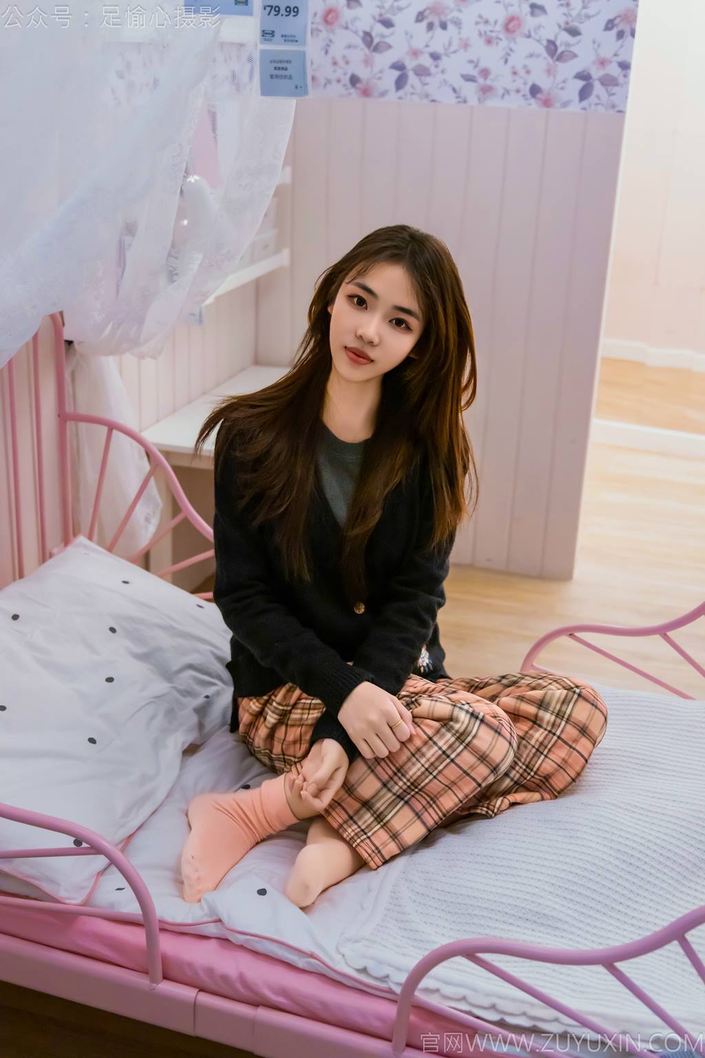 图片[41]-足愉心 NO.032 软软（搭配：黑色外套、黄色格子长裤、毛绒拖鞋、粉色棉袜、裸足）[105P] – 速更版-美库