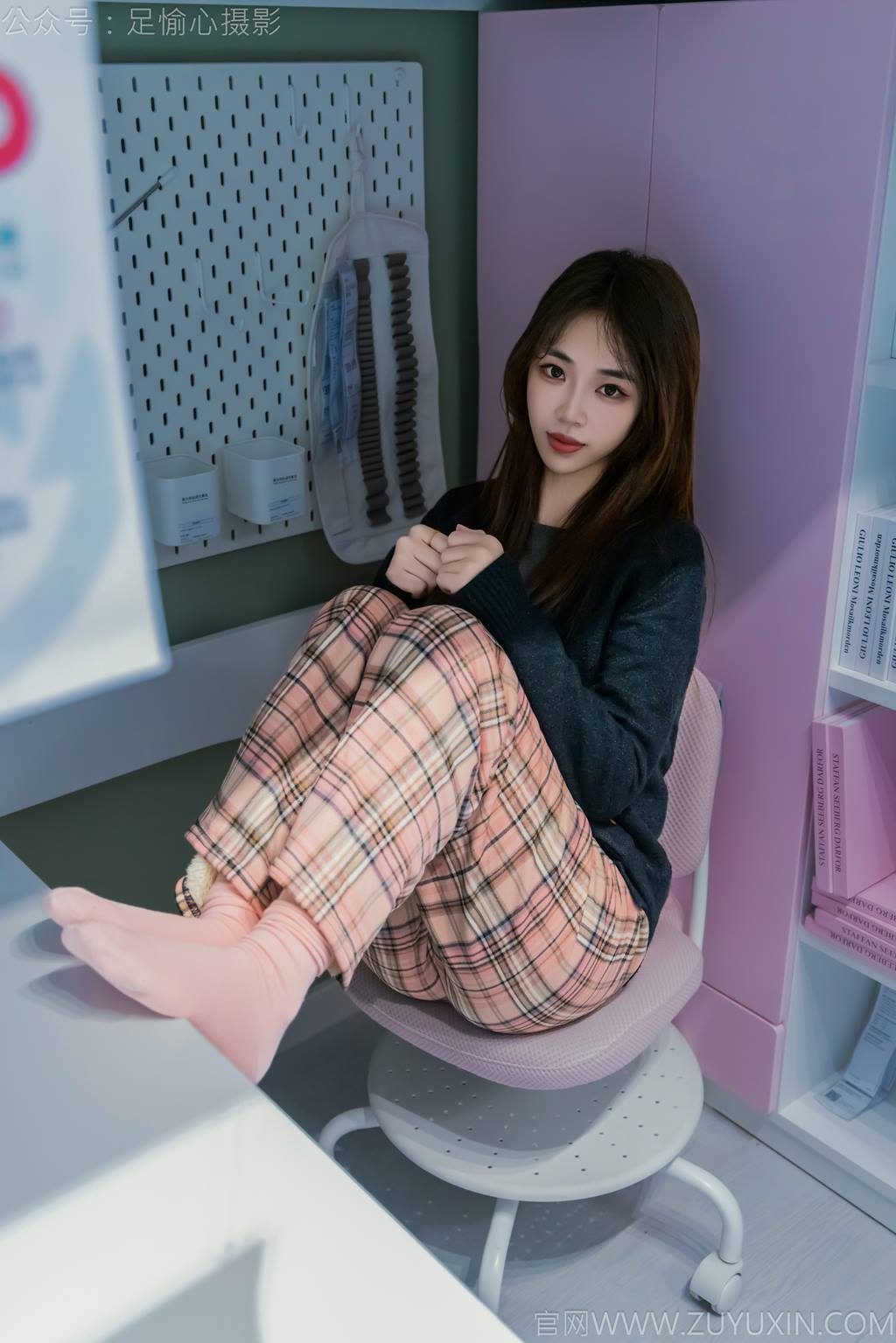 图片[42]-足愉心 NO.032 软软（搭配：黑色外套、黄色格子长裤、毛绒拖鞋、粉色棉袜、裸足）[105P] – 速更版-美库