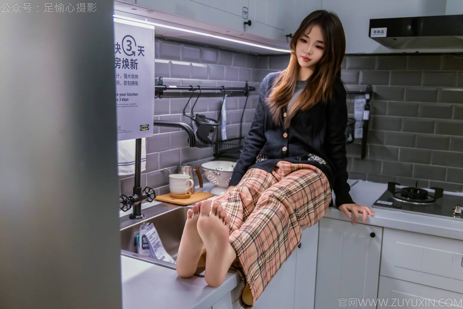 图片[43]-足愉心 NO.032 软软（搭配：黑色外套、黄色格子长裤、毛绒拖鞋、粉色棉袜、裸足）[105P] – 速更版-美库