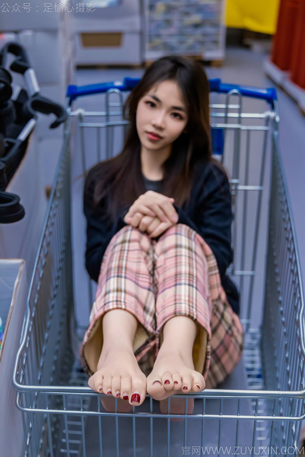 图片[44]-足愉心 NO.032 软软（搭配：黑色外套、黄色格子长裤、毛绒拖鞋、粉色棉袜、裸足）[105P] – 速更版-美库