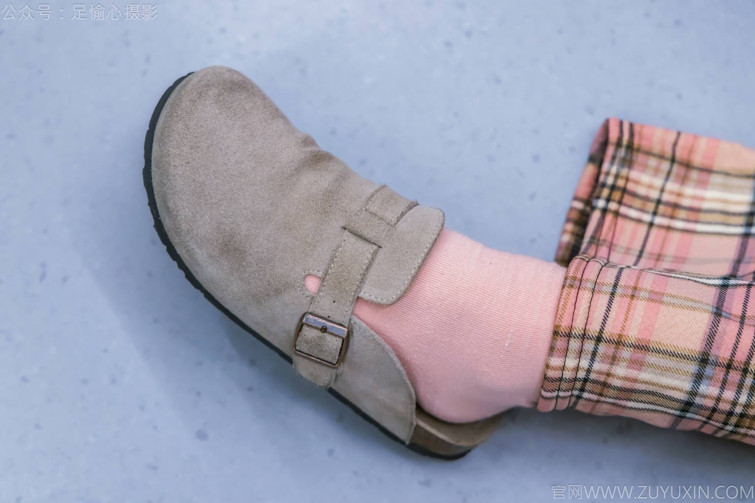 图片[48]-足愉心 NO.032 软软（搭配：黑色外套、黄色格子长裤、毛绒拖鞋、粉色棉袜、裸足）[105P] – 速更版-美库