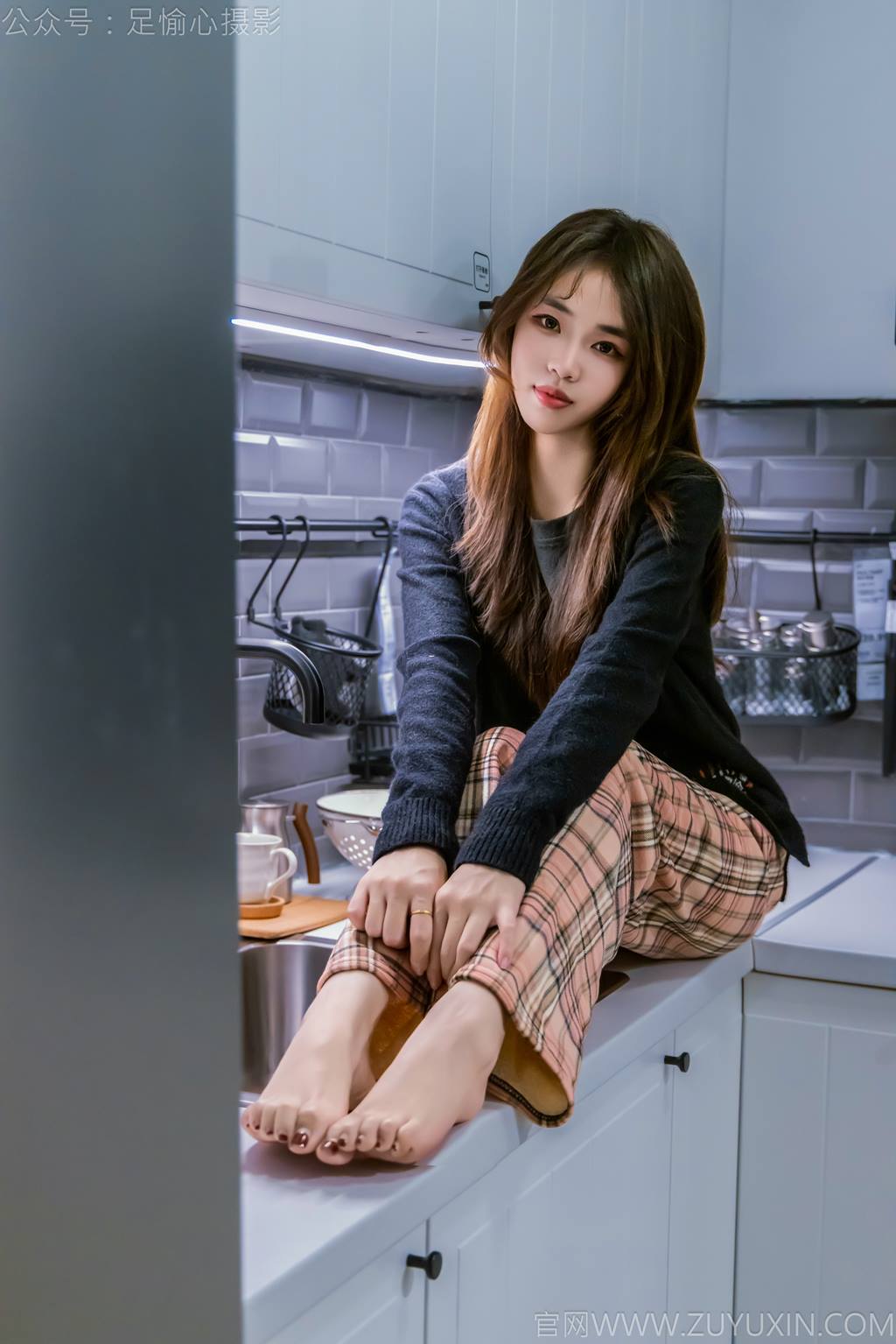 图片[55]-足愉心 NO.032 软软（搭配：黑色外套、黄色格子长裤、毛绒拖鞋、粉色棉袜、裸足）[105P] – 速更版-美库
