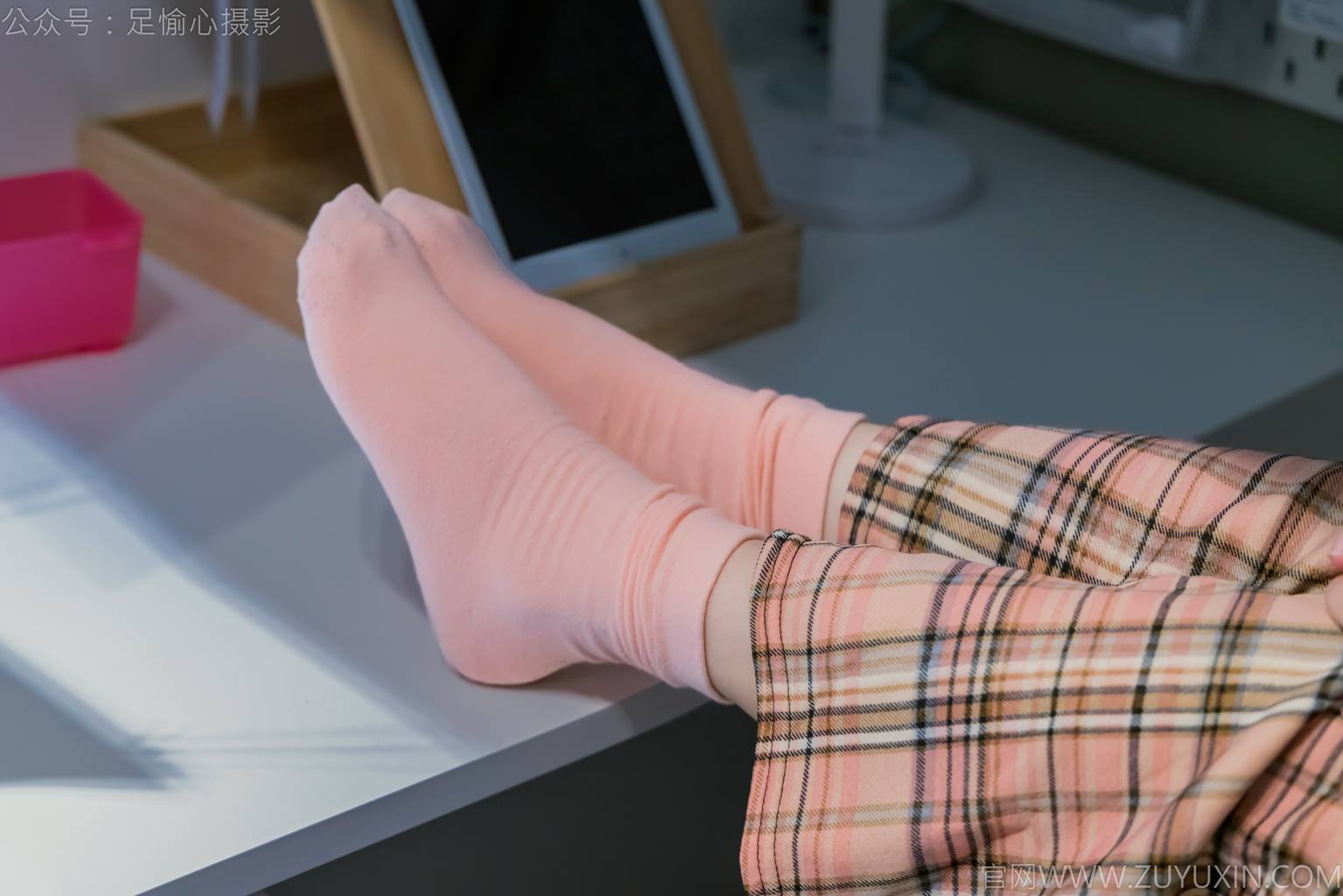 图片[65]-足愉心 NO.032 软软（搭配：黑色外套、黄色格子长裤、毛绒拖鞋、粉色棉袜、裸足）[105P] – 速更版-美库