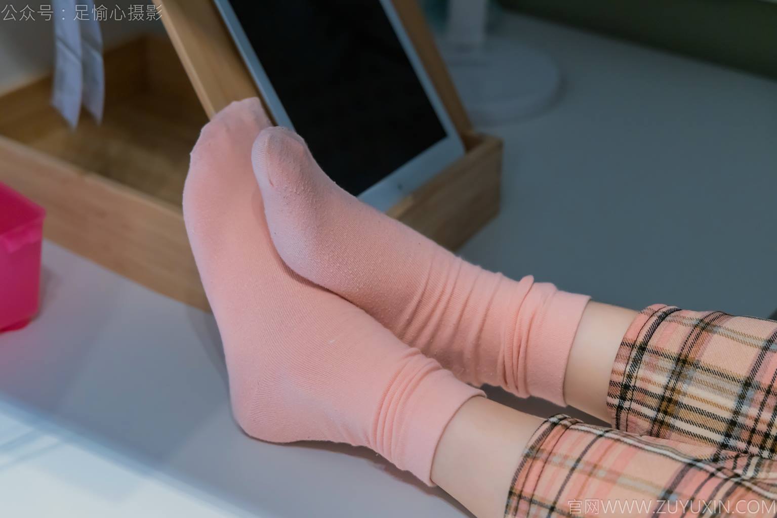 图片[71]-足愉心 NO.032 软软（搭配：黑色外套、黄色格子长裤、毛绒拖鞋、粉色棉袜、裸足）[105P] – 速更版-美库