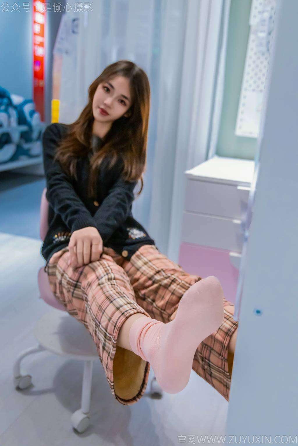 图片[72]-足愉心 NO.032 软软（搭配：黑色外套、黄色格子长裤、毛绒拖鞋、粉色棉袜、裸足）[105P] – 速更版-美库
