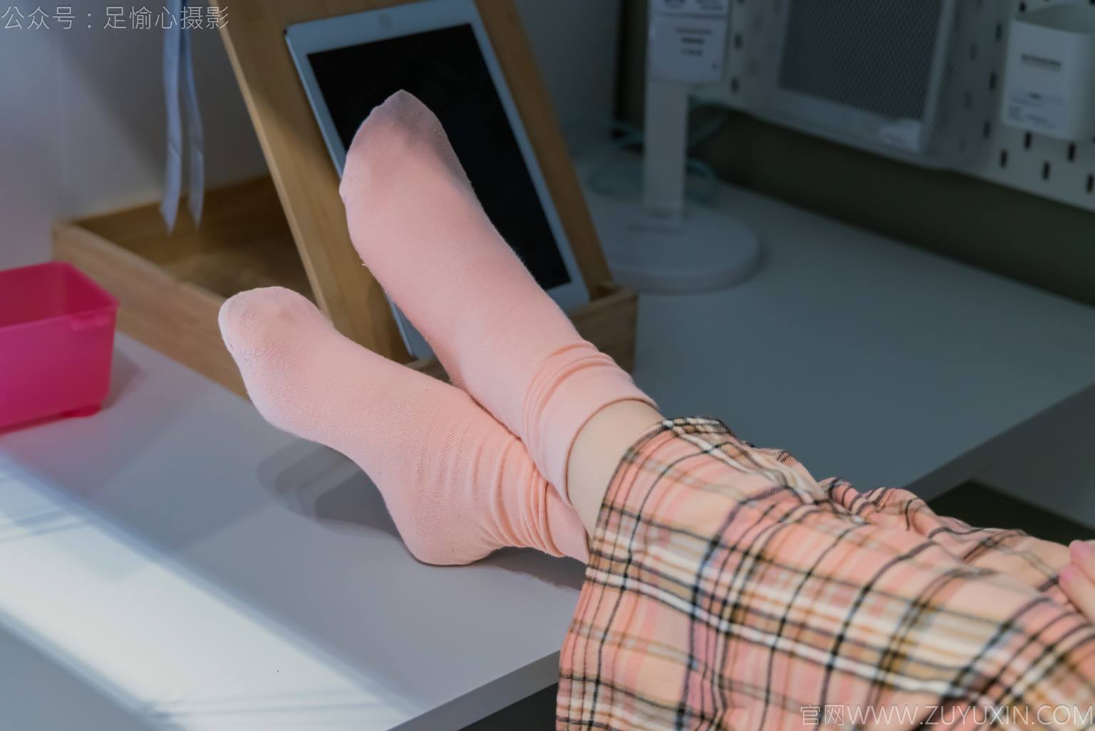 图片[77]-足愉心 NO.032 软软（搭配：黑色外套、黄色格子长裤、毛绒拖鞋、粉色棉袜、裸足）[105P] – 速更版-美库