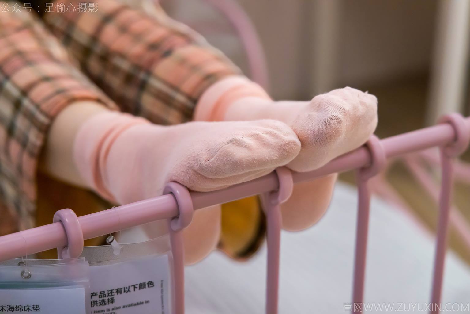 图片[79]-足愉心 NO.032 软软（搭配：黑色外套、黄色格子长裤、毛绒拖鞋、粉色棉袜、裸足）[105P] – 速更版-美库