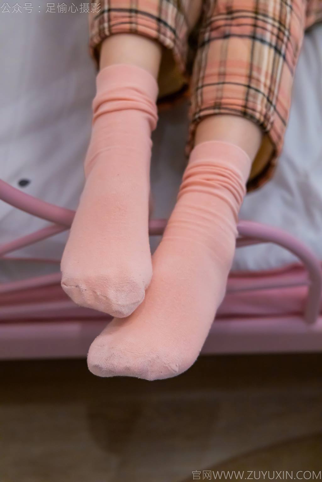 图片[83]-足愉心 NO.032 软软（搭配：黑色外套、黄色格子长裤、毛绒拖鞋、粉色棉袜、裸足）[105P] – 速更版-美库