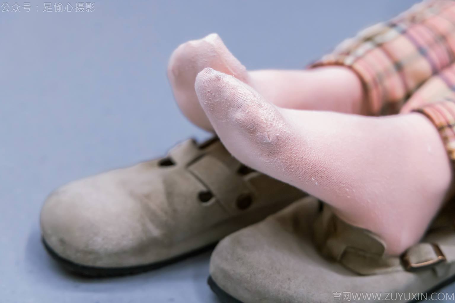 图片[93]-足愉心 NO.032 软软（搭配：黑色外套、黄色格子长裤、毛绒拖鞋、粉色棉袜、裸足）[105P] – 速更版-美库