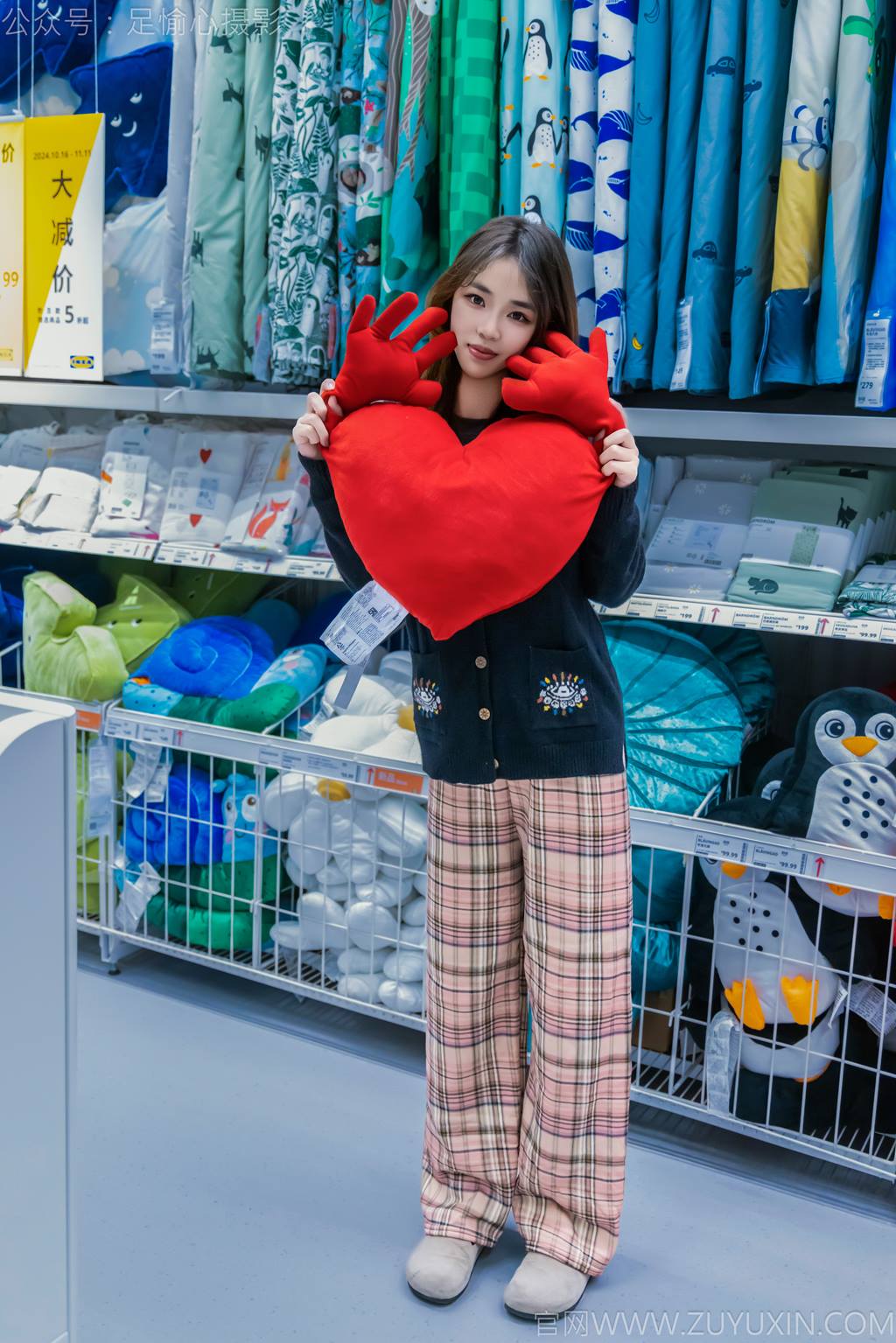 图片[98]-足愉心 NO.032 软软（搭配：黑色外套、黄色格子长裤、毛绒拖鞋、粉色棉袜、裸足）[105P] – 速更版-美库