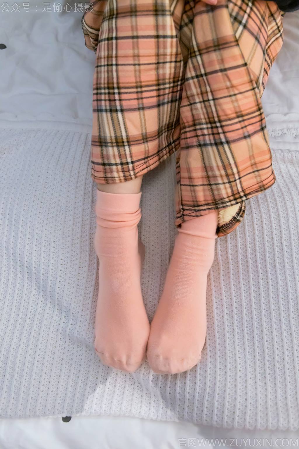 图片[106]-足愉心 NO.032 软软（搭配：黑色外套、黄色格子长裤、毛绒拖鞋、粉色棉袜、裸足）[105P] – 速更版-美库