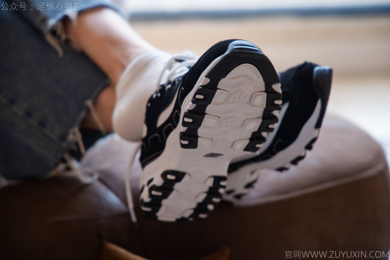 图片[15]-足愉心 NO.035 奶芙（搭配：白T恤、牛仔裤、运动鞋、白色棉袜、裸足）[115P] – 速更版-美库