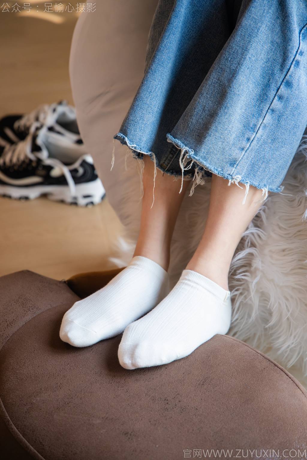 图片[20]-足愉心 NO.035 奶芙（搭配：白T恤、牛仔裤、运动鞋、白色棉袜、裸足）[115P] – 速更版-美库