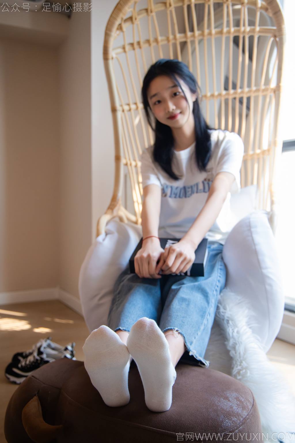 图片[23]-足愉心 NO.035 奶芙（搭配：白T恤、牛仔裤、运动鞋、白色棉袜、裸足）[115P] – 速更版-美库