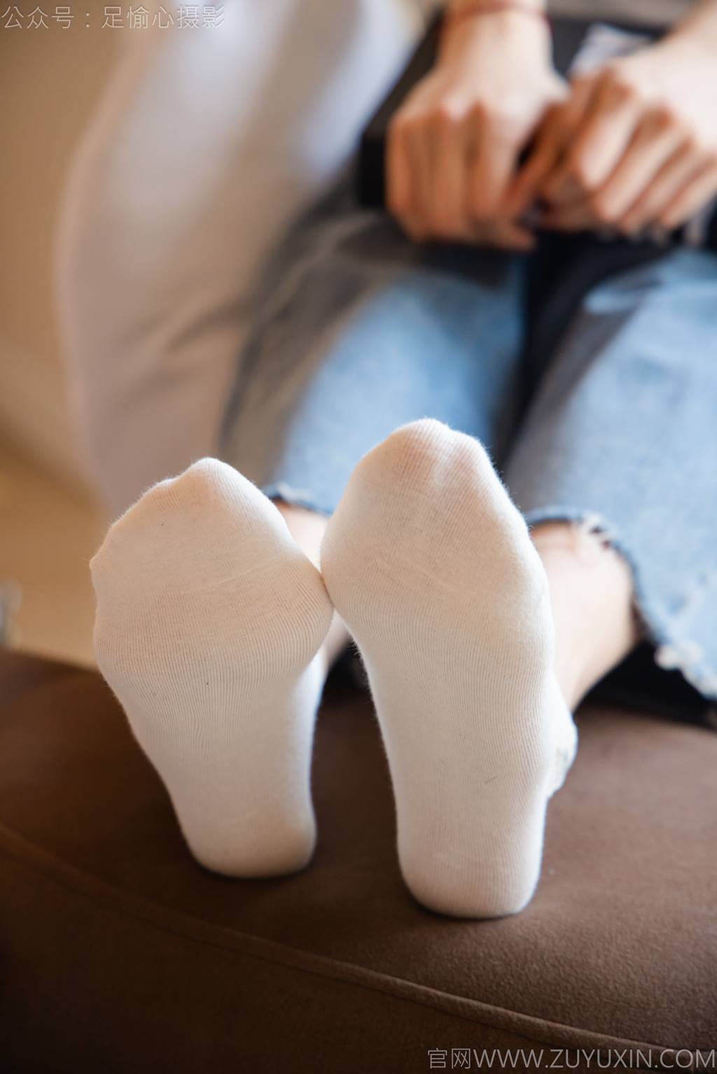 图片[24]-足愉心 NO.035 奶芙（搭配：白T恤、牛仔裤、运动鞋、白色棉袜、裸足）[115P] – 速更版-美库