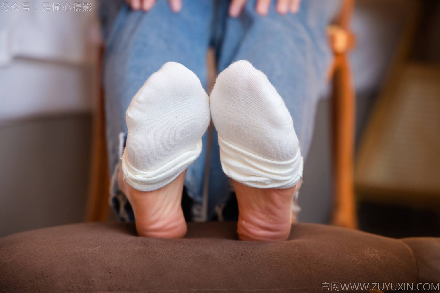 图片[53]-足愉心 NO.035 奶芙（搭配：白T恤、牛仔裤、运动鞋、白色棉袜、裸足）[115P] – 速更版-美库