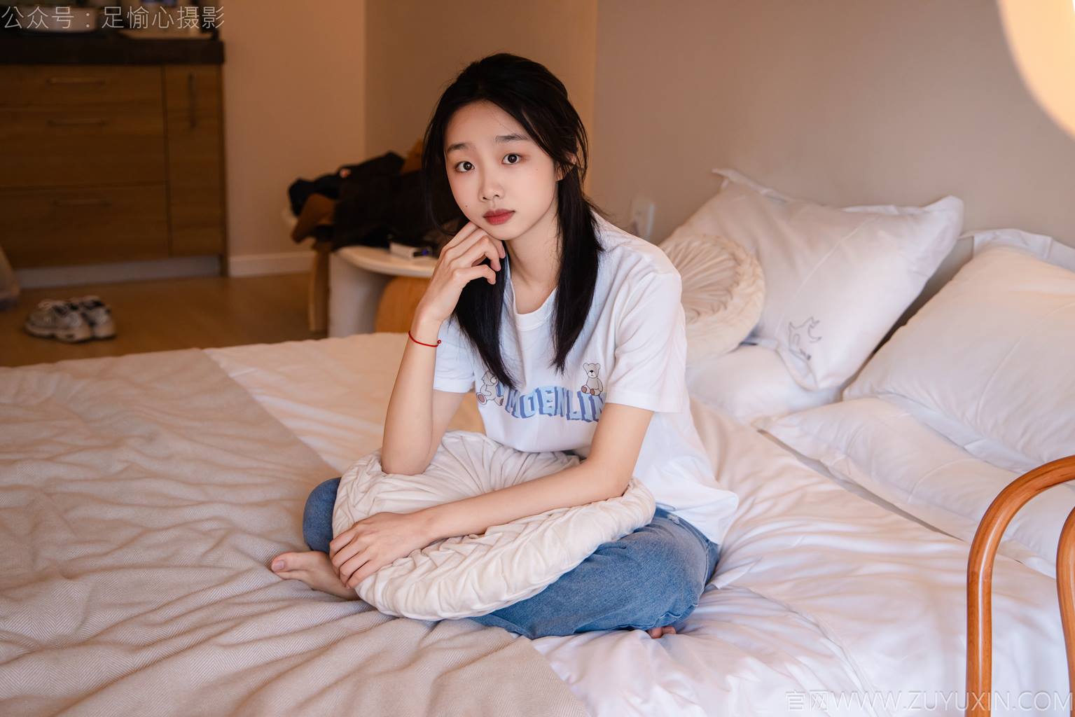 图片[55]-足愉心 NO.035 奶芙（搭配：白T恤、牛仔裤、运动鞋、白色棉袜、裸足）[115P] – 速更版-美库