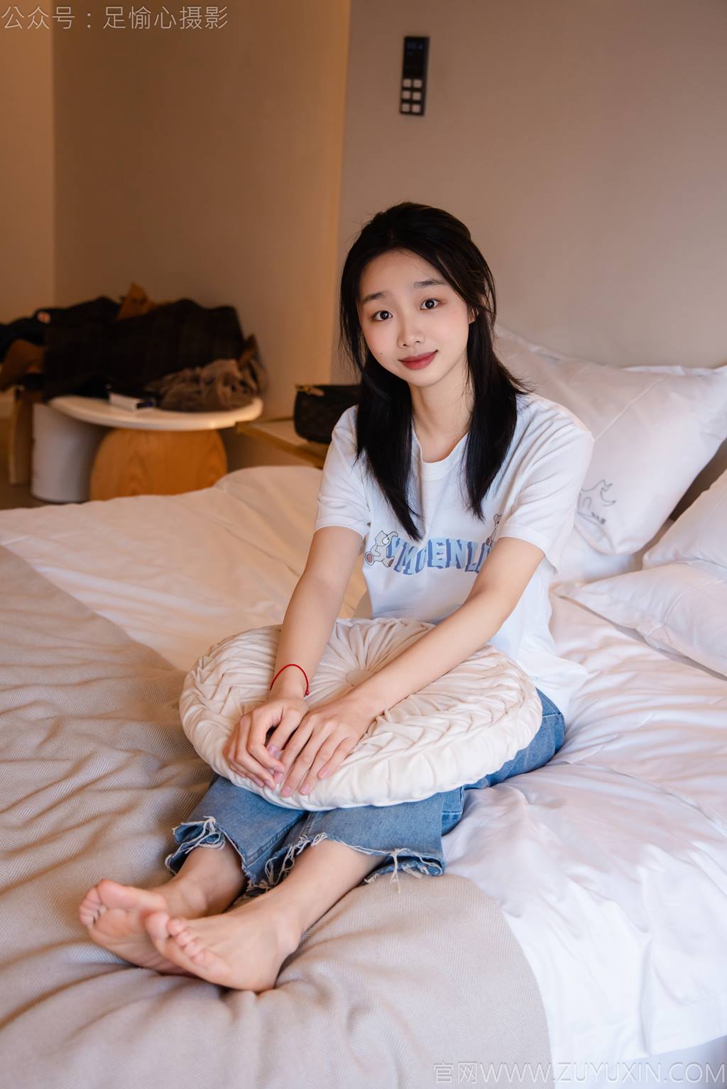 图片[56]-足愉心 NO.035 奶芙（搭配：白T恤、牛仔裤、运动鞋、白色棉袜、裸足）[115P] – 速更版-美库