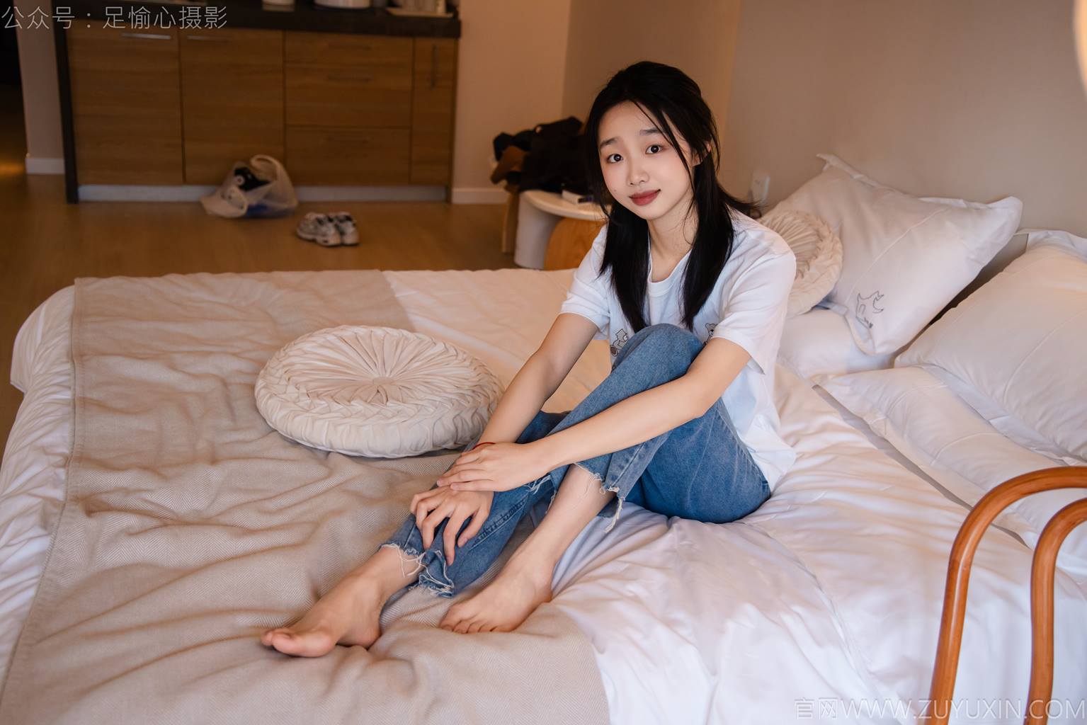 图片[60]-足愉心 NO.035 奶芙（搭配：白T恤、牛仔裤、运动鞋、白色棉袜、裸足）[115P] – 速更版-美库