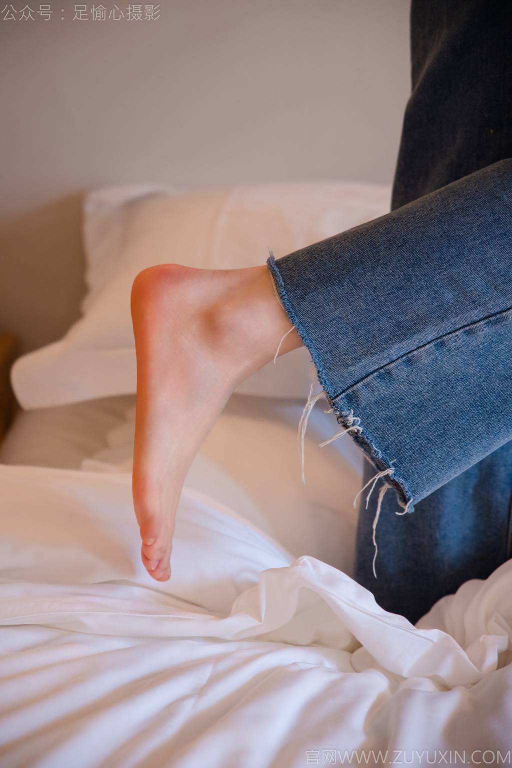 图片[73]-足愉心 NO.035 奶芙（搭配：白T恤、牛仔裤、运动鞋、白色棉袜、裸足）[115P] – 速更版-美库