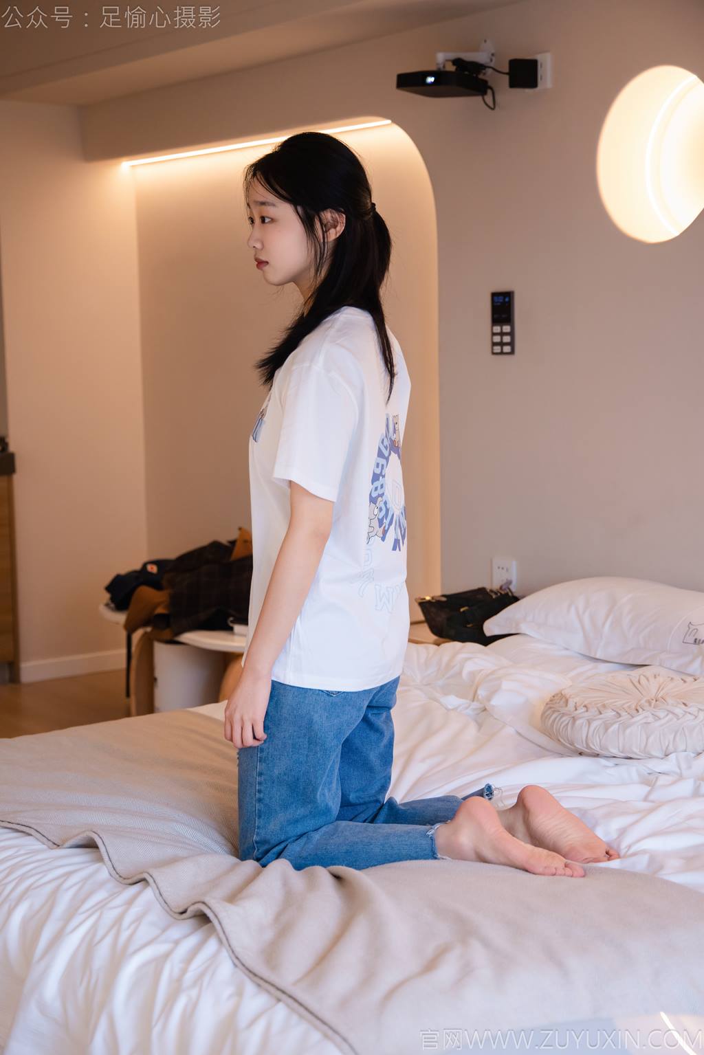 图片[78]-足愉心 NO.035 奶芙（搭配：白T恤、牛仔裤、运动鞋、白色棉袜、裸足）[115P] – 速更版-美库