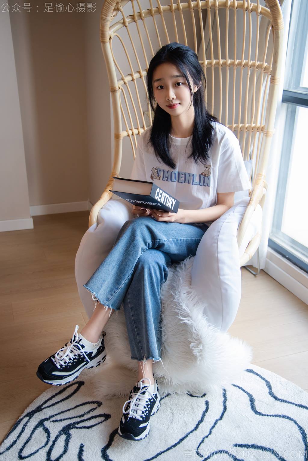 图片[114]-足愉心 NO.035 奶芙（搭配：白T恤、牛仔裤、运动鞋、白色棉袜、裸足）[115P] – 速更版-美库
