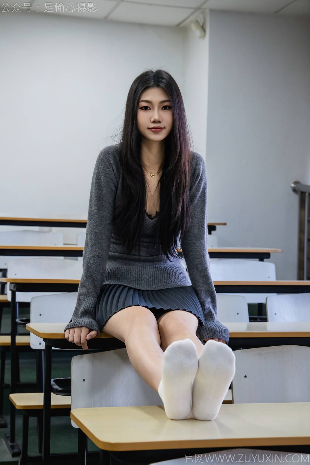 图片[20]-足愉心 NO.042 萱萱（搭配：灰色毛衫、黑色短裙、松糕鞋、白色棉袜、裸足）[110P] – 速更版-美库