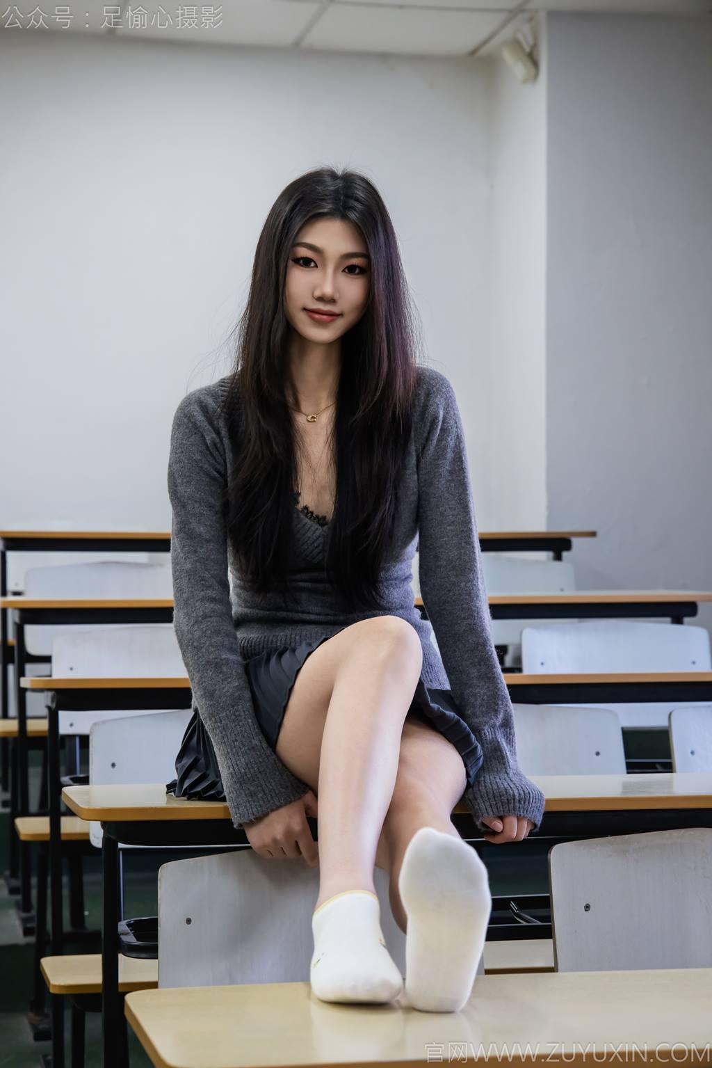 图片[21]-足愉心 NO.042 萱萱（搭配：灰色毛衫、黑色短裙、松糕鞋、白色棉袜、裸足）[110P] – 速更版-美库