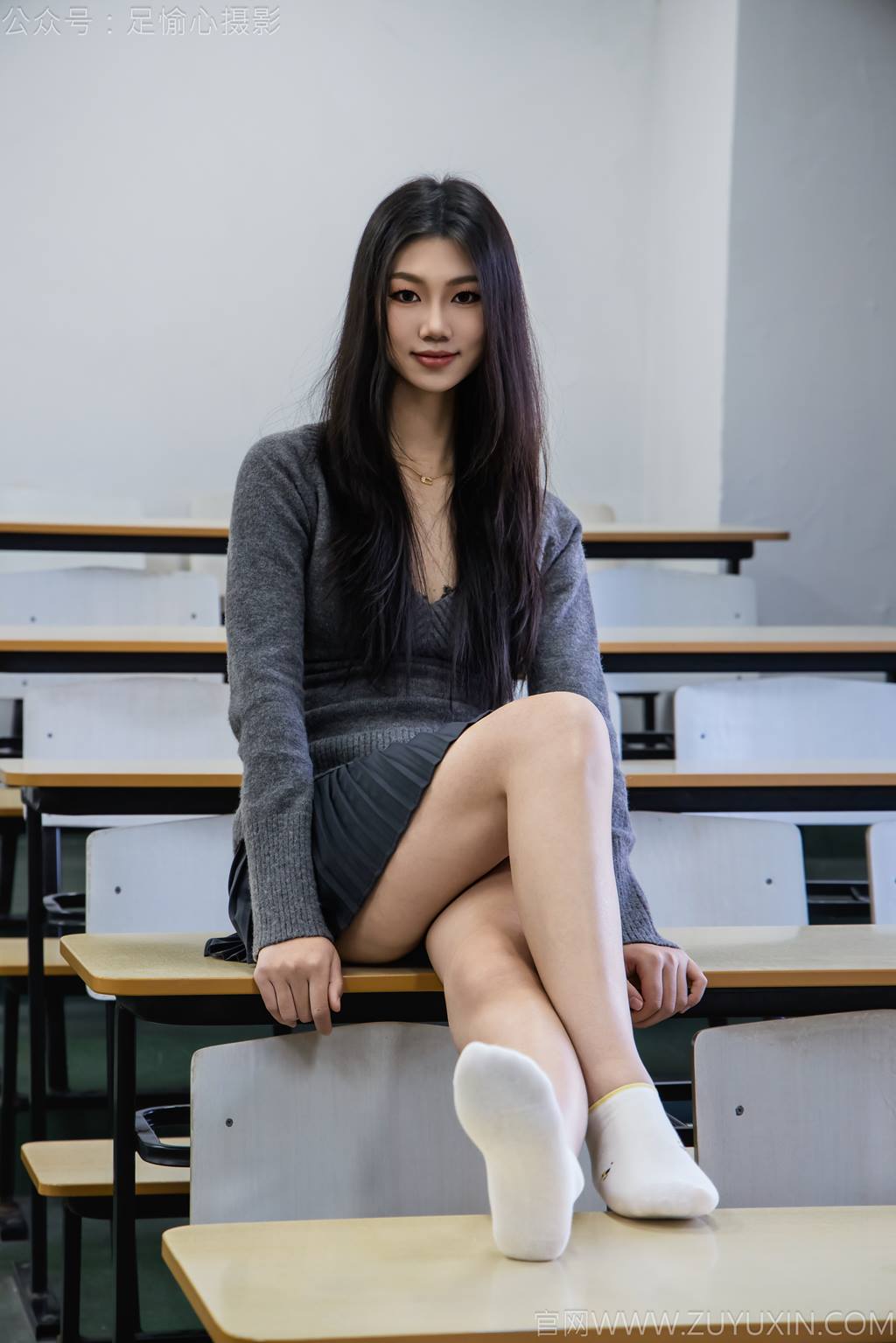 图片[24]-足愉心 NO.042 萱萱（搭配：灰色毛衫、黑色短裙、松糕鞋、白色棉袜、裸足）[110P] – 速更版-美库