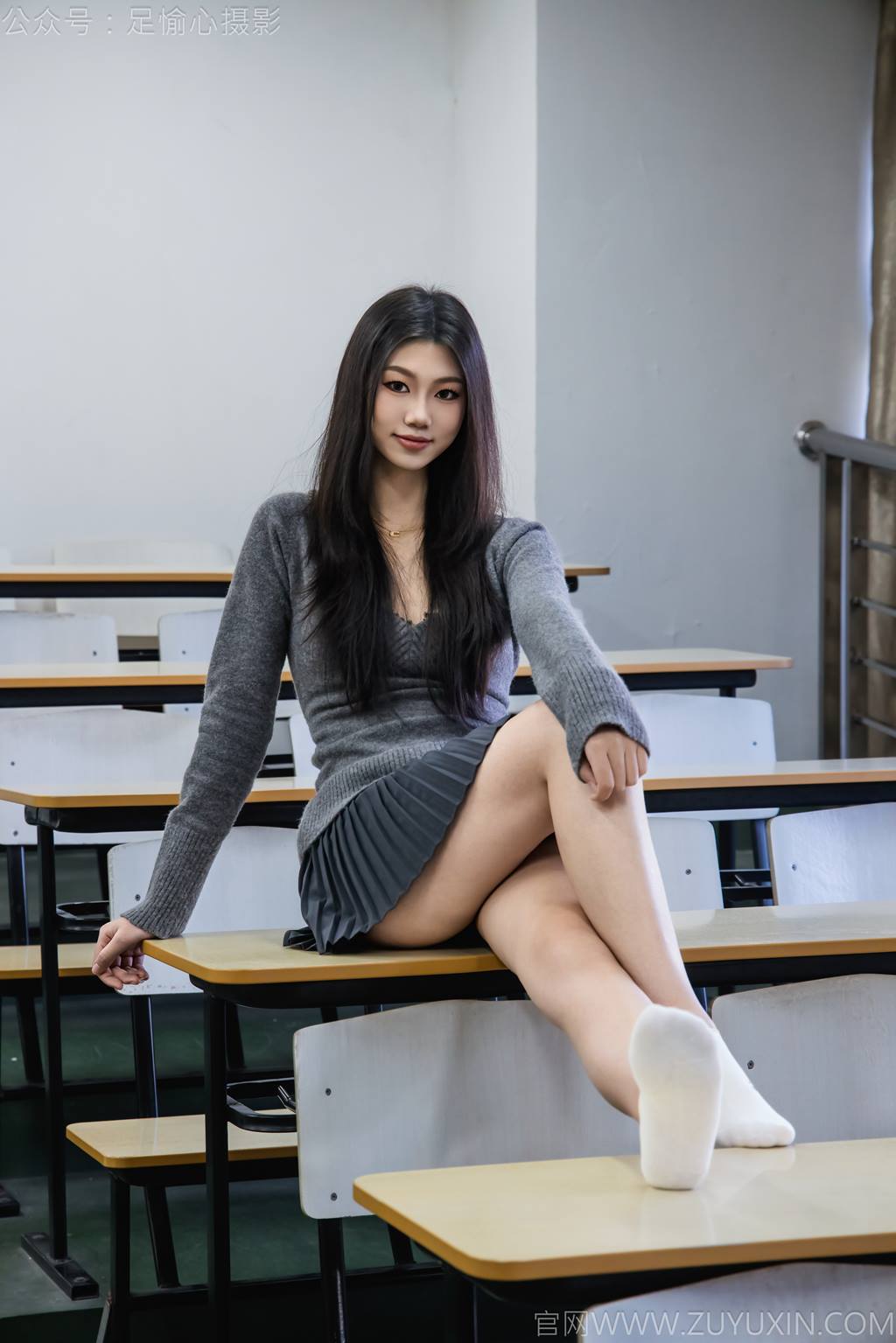 图片[25]-足愉心 NO.042 萱萱（搭配：灰色毛衫、黑色短裙、松糕鞋、白色棉袜、裸足）[110P] – 速更版-美库