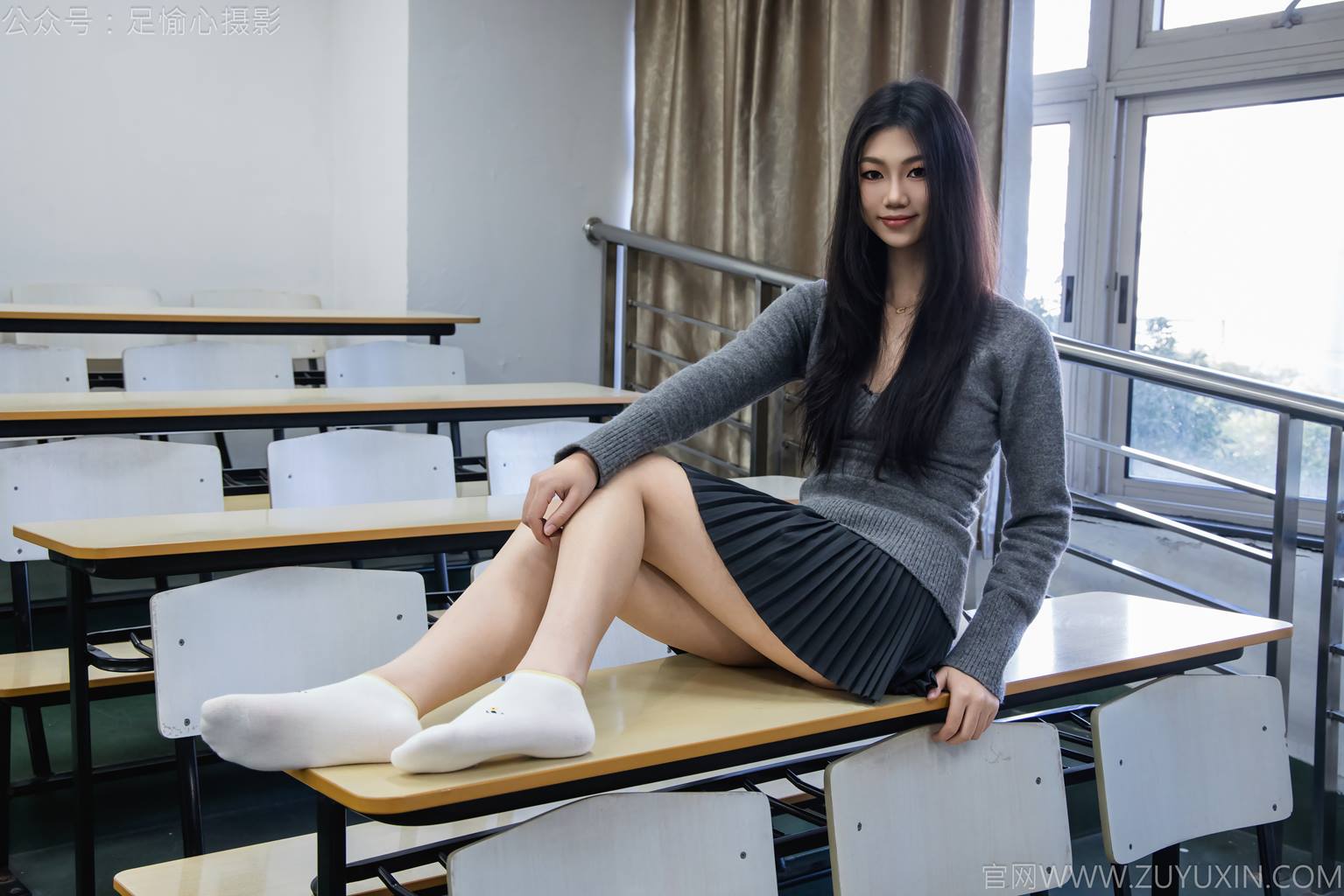 图片[26]-足愉心 NO.042 萱萱（搭配：灰色毛衫、黑色短裙、松糕鞋、白色棉袜、裸足）[110P] – 速更版-美库