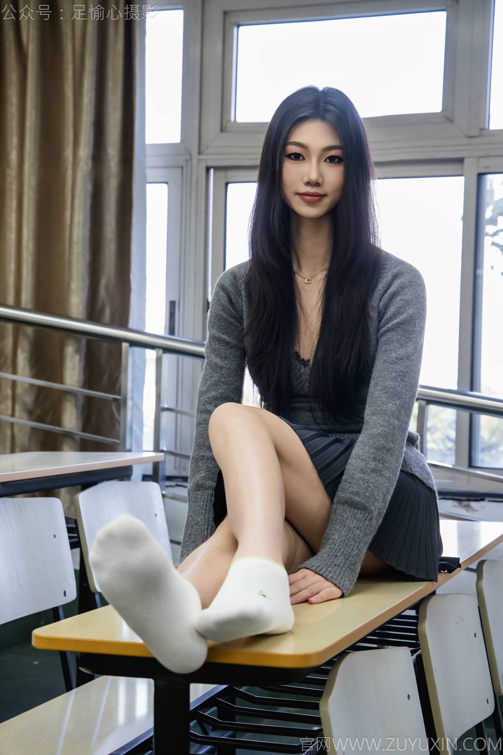 图片[28]-足愉心 NO.042 萱萱（搭配：灰色毛衫、黑色短裙、松糕鞋、白色棉袜、裸足）[110P] – 速更版-美库