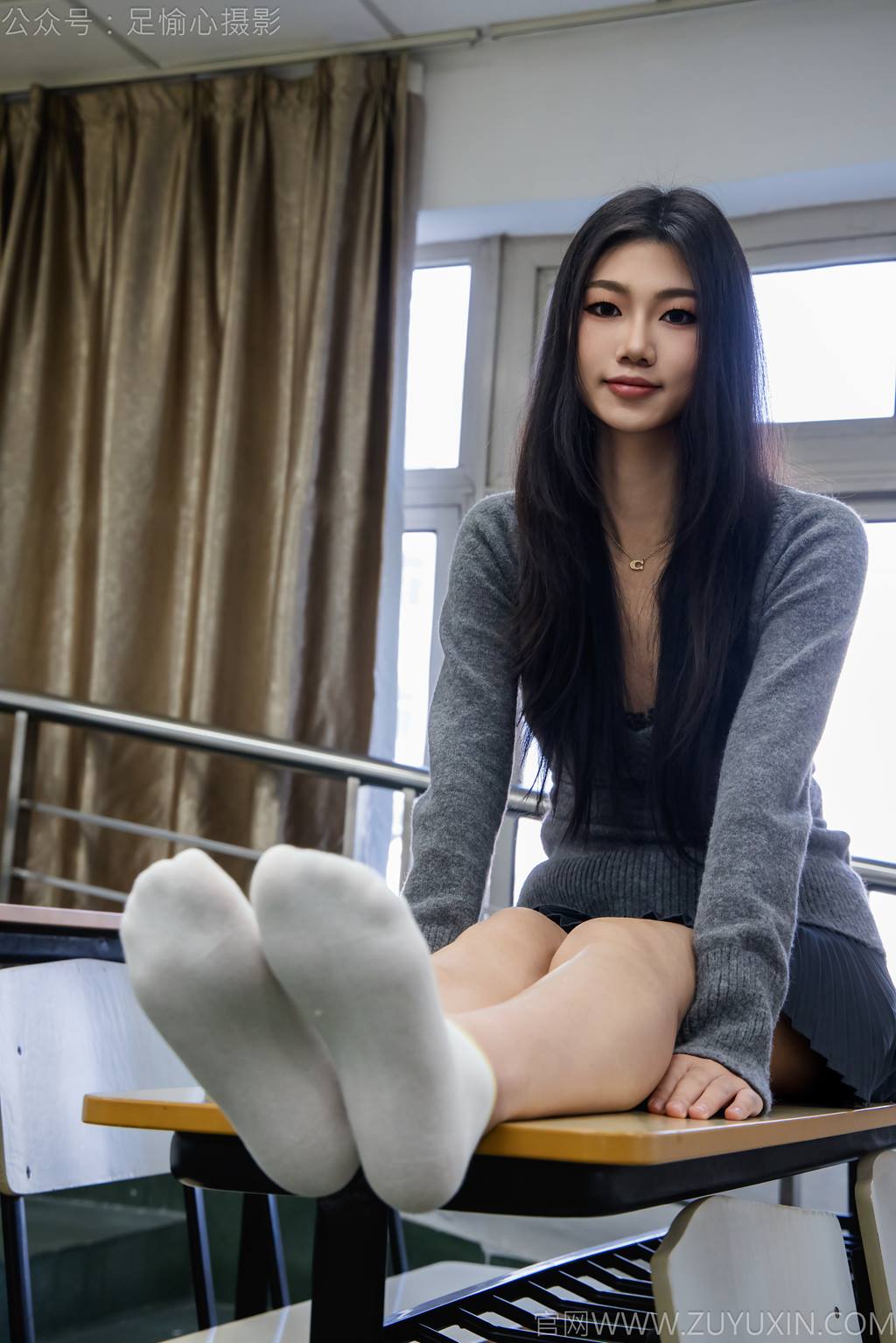 图片[31]-足愉心 NO.042 萱萱（搭配：灰色毛衫、黑色短裙、松糕鞋、白色棉袜、裸足）[110P] – 速更版-美库