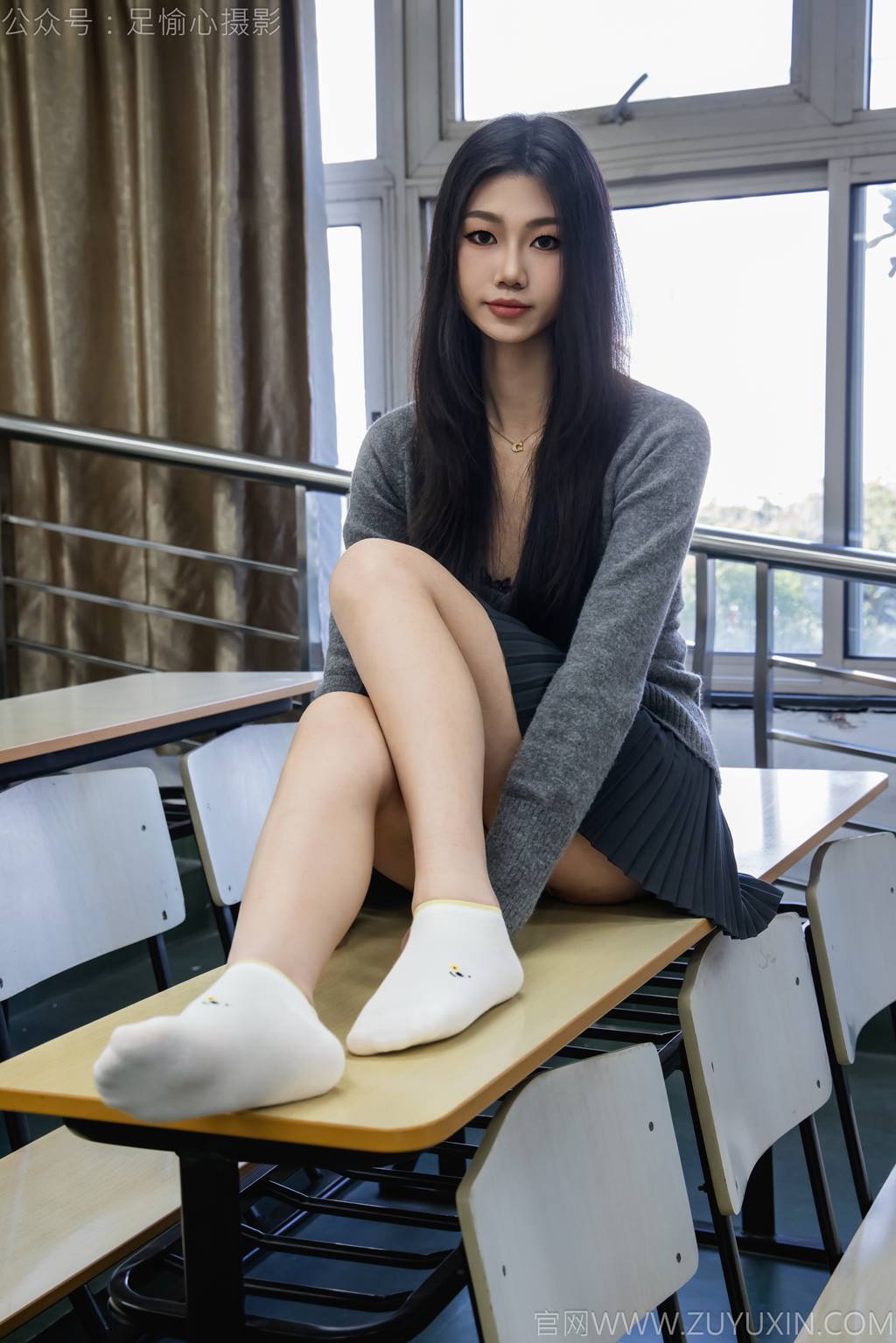 图片[32]-足愉心 NO.042 萱萱（搭配：灰色毛衫、黑色短裙、松糕鞋、白色棉袜、裸足）[110P] – 速更版-美库