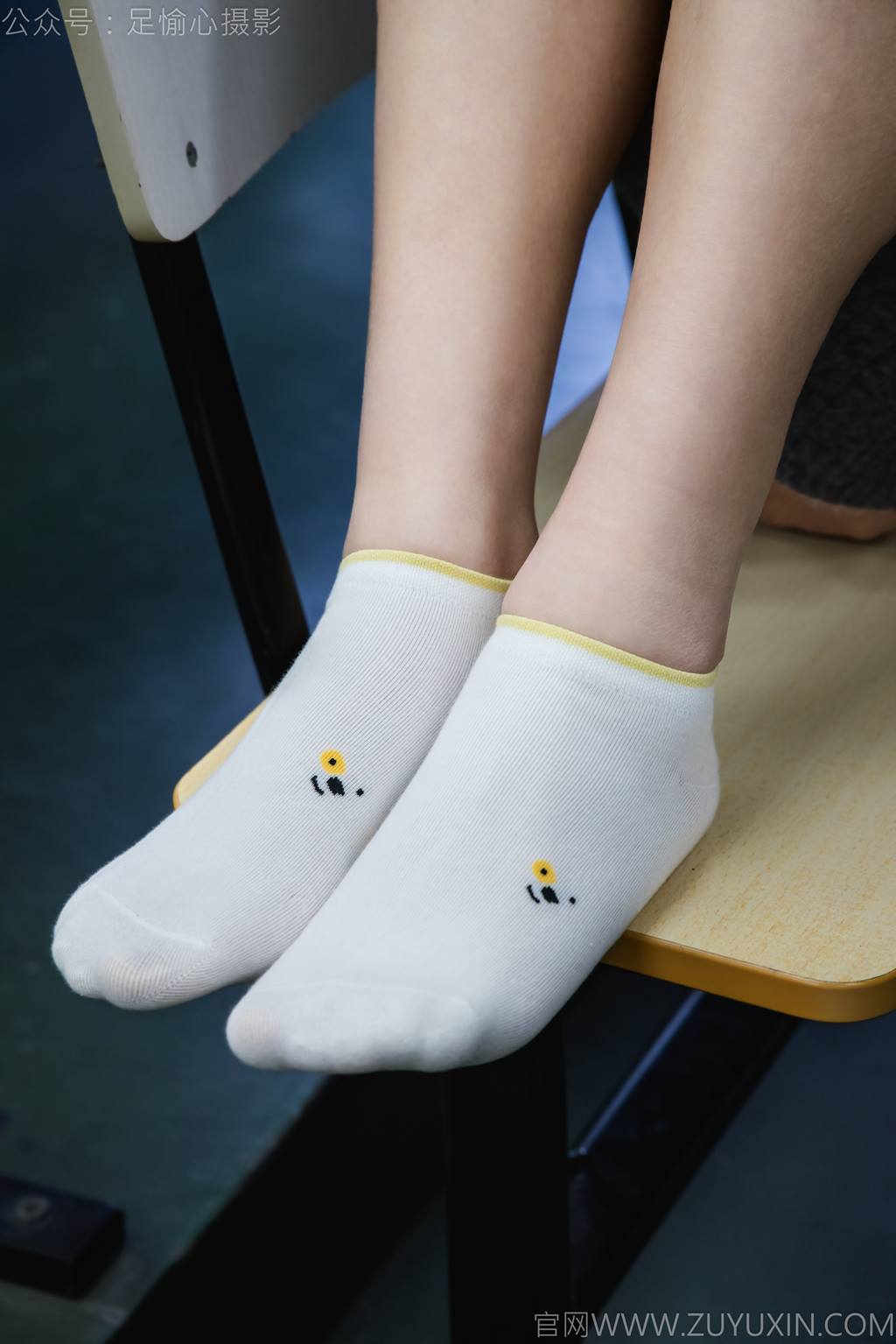 图片[37]-足愉心 NO.042 萱萱（搭配：灰色毛衫、黑色短裙、松糕鞋、白色棉袜、裸足）[110P] – 速更版-美库