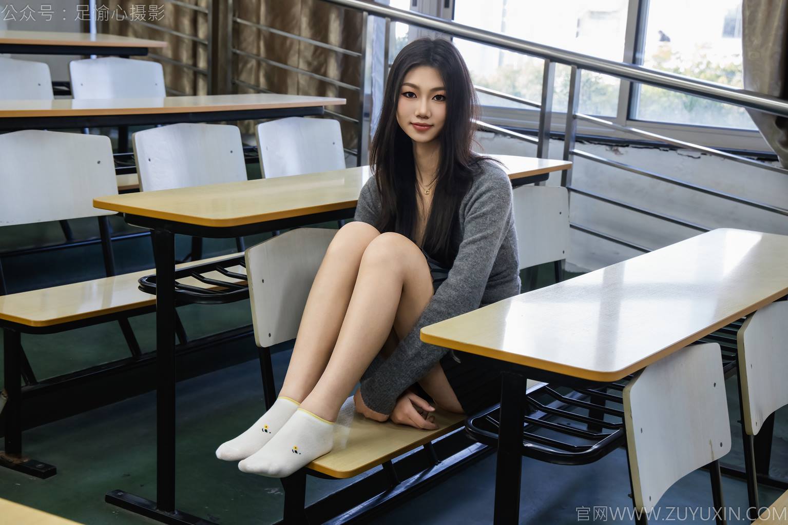 图片[38]-足愉心 NO.042 萱萱（搭配：灰色毛衫、黑色短裙、松糕鞋、白色棉袜、裸足）[110P] – 速更版-美库