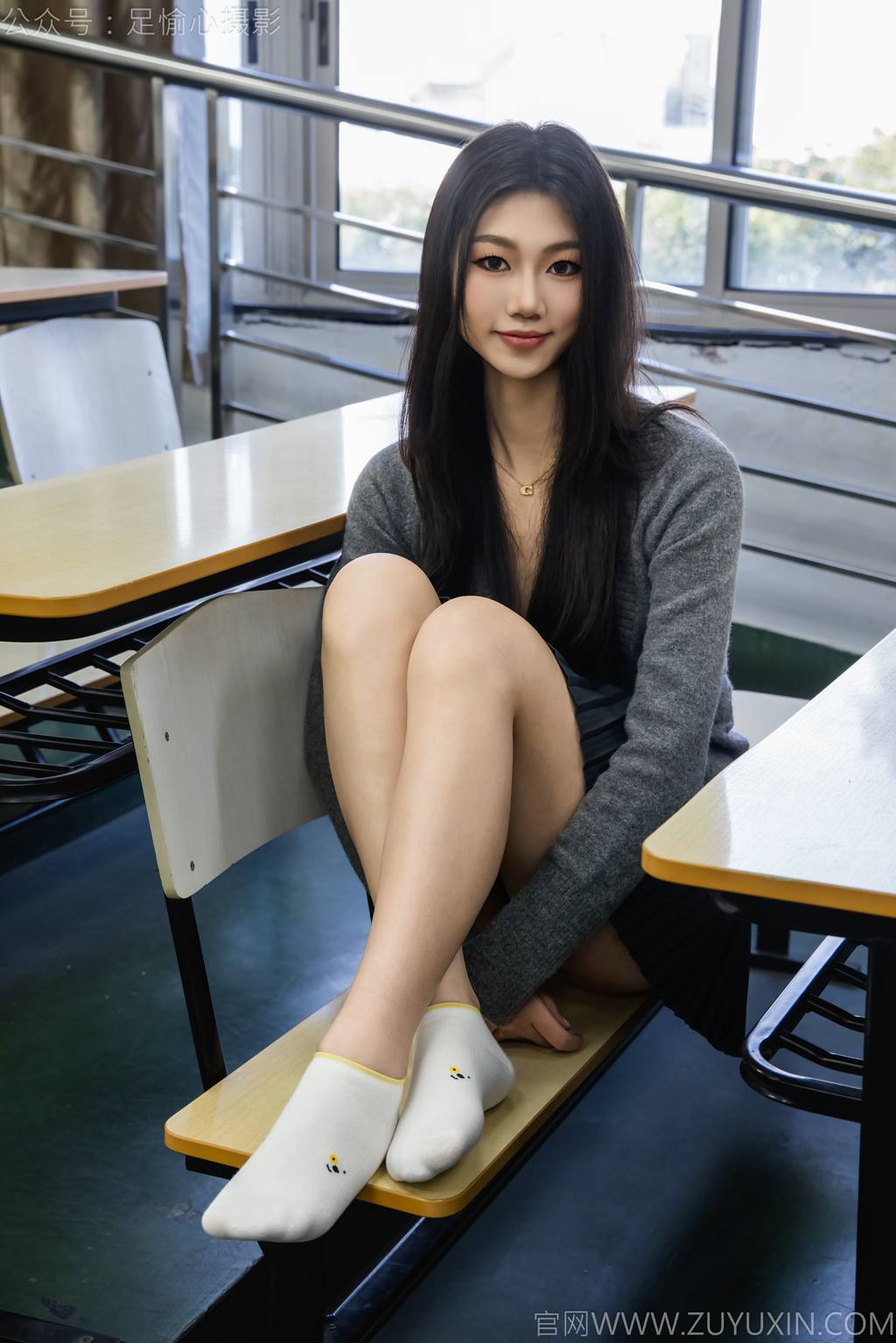 图片[39]-足愉心 NO.042 萱萱（搭配：灰色毛衫、黑色短裙、松糕鞋、白色棉袜、裸足）[110P] – 速更版-美库