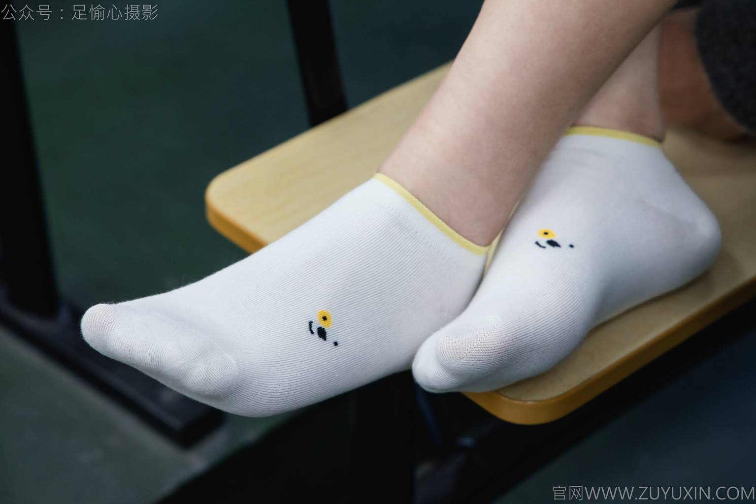 图片[40]-足愉心 NO.042 萱萱（搭配：灰色毛衫、黑色短裙、松糕鞋、白色棉袜、裸足）[110P] – 速更版-美库