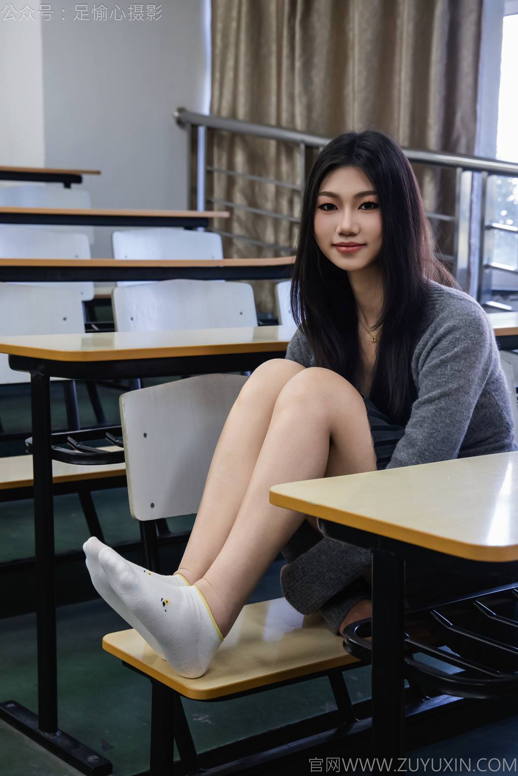 图片[42]-足愉心 NO.042 萱萱（搭配：灰色毛衫、黑色短裙、松糕鞋、白色棉袜、裸足）[110P] – 速更版-美库