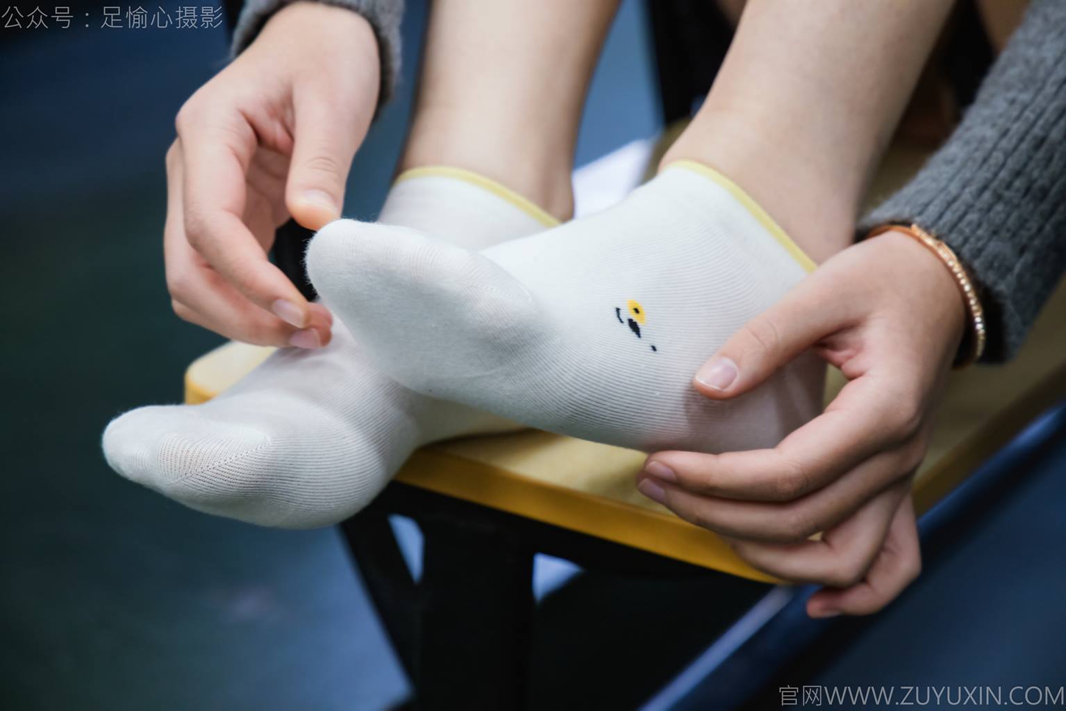 图片[44]-足愉心 NO.042 萱萱（搭配：灰色毛衫、黑色短裙、松糕鞋、白色棉袜、裸足）[110P] – 速更版-美库