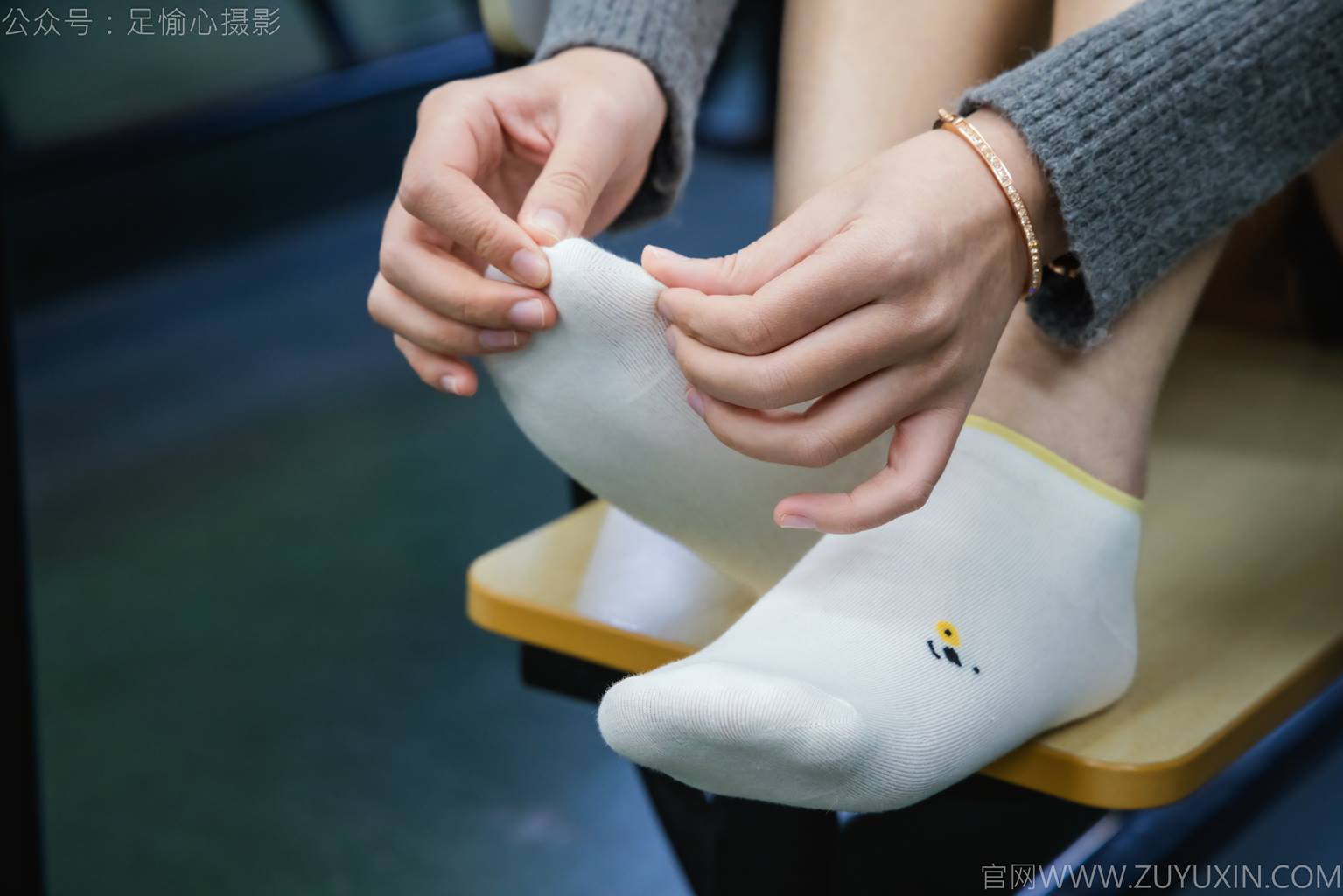 图片[45]-足愉心 NO.042 萱萱（搭配：灰色毛衫、黑色短裙、松糕鞋、白色棉袜、裸足）[110P] – 速更版-美库