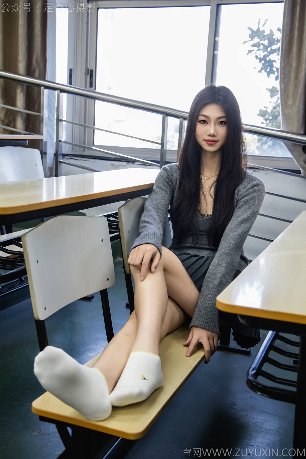 图片[46]-足愉心 NO.042 萱萱（搭配：灰色毛衫、黑色短裙、松糕鞋、白色棉袜、裸足）[110P] – 速更版-美库