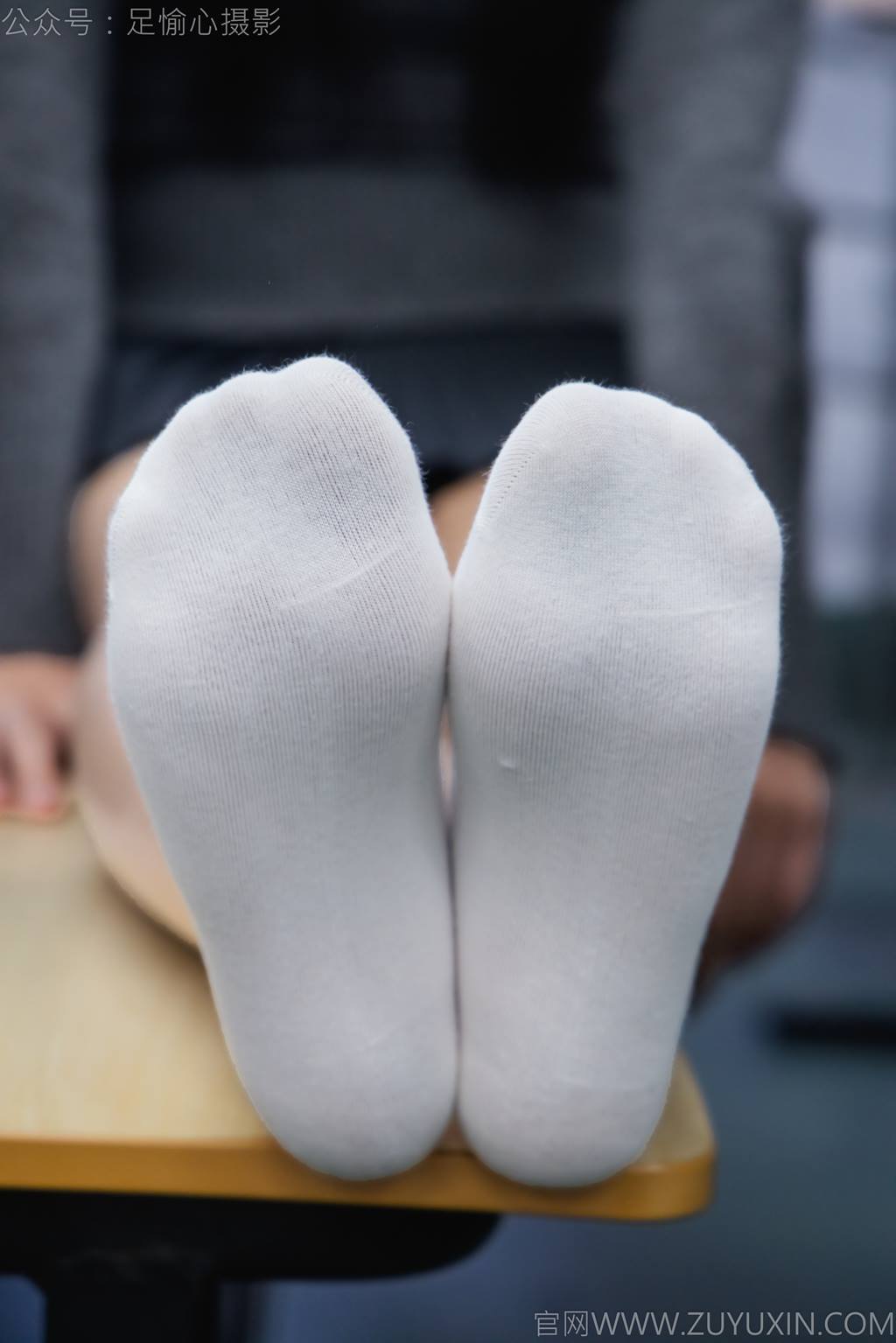 图片[47]-足愉心 NO.042 萱萱（搭配：灰色毛衫、黑色短裙、松糕鞋、白色棉袜、裸足）[110P] – 速更版-美库