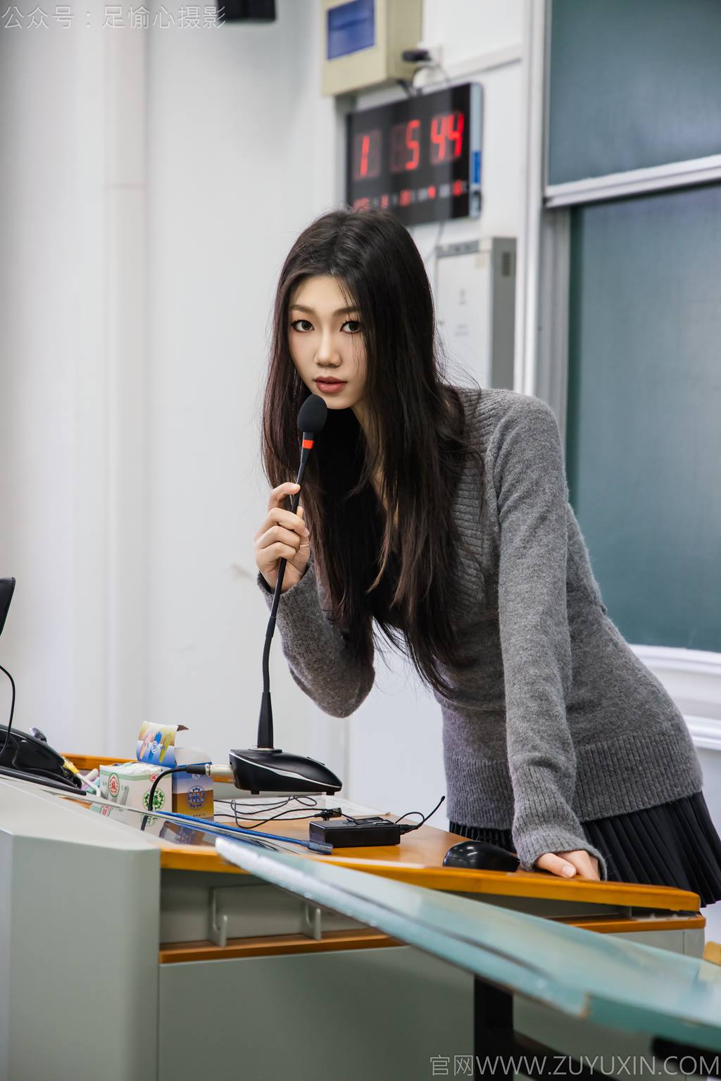 图片[53]-足愉心 NO.042 萱萱（搭配：灰色毛衫、黑色短裙、松糕鞋、白色棉袜、裸足）[110P] – 速更版-美库