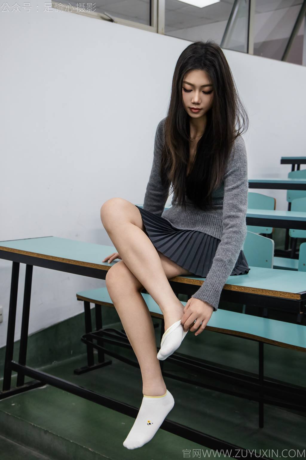 图片[59]-足愉心 NO.042 萱萱（搭配：灰色毛衫、黑色短裙、松糕鞋、白色棉袜、裸足）[110P] – 速更版-美库