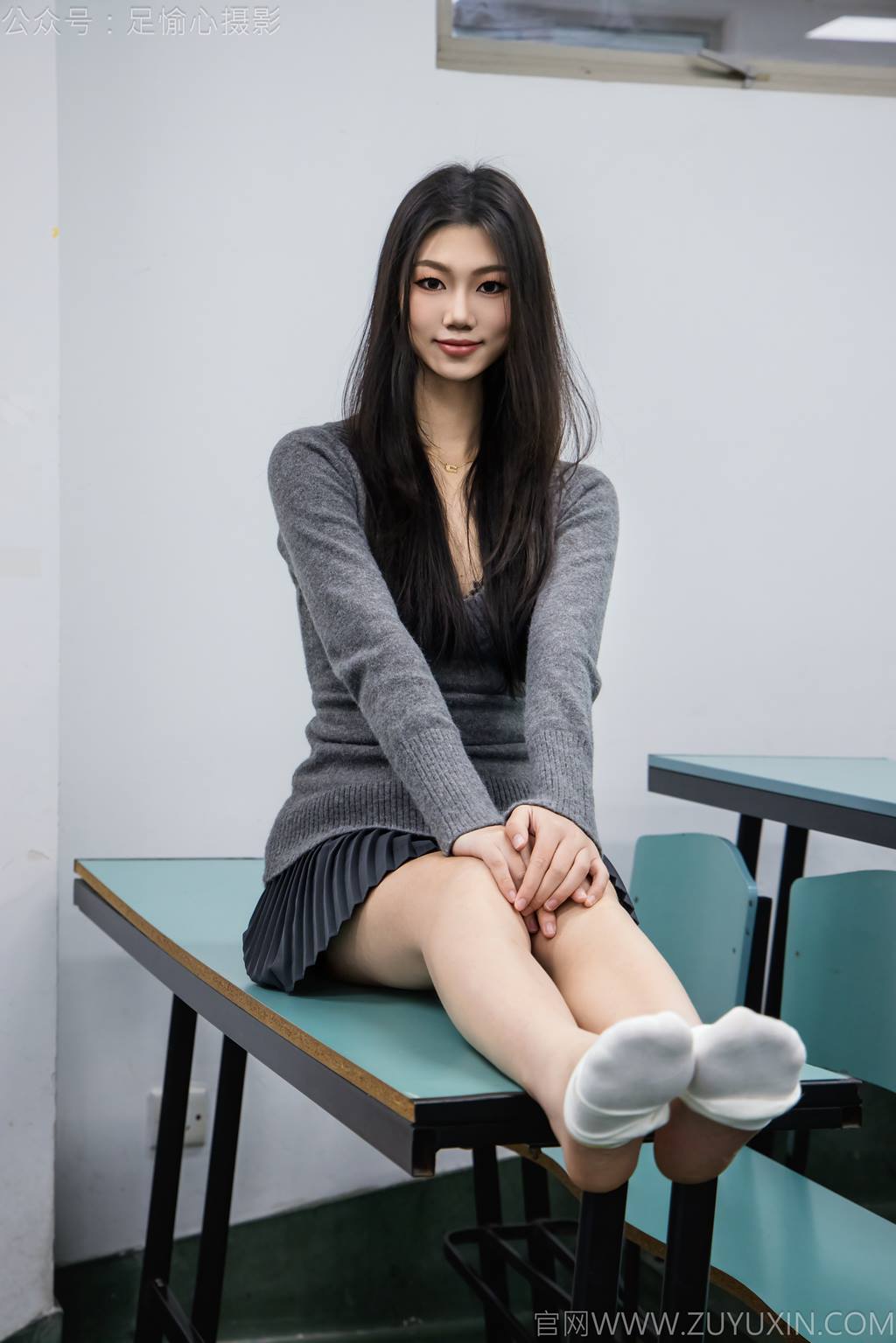 图片[63]-足愉心 NO.042 萱萱（搭配：灰色毛衫、黑色短裙、松糕鞋、白色棉袜、裸足）[110P] – 速更版-美库